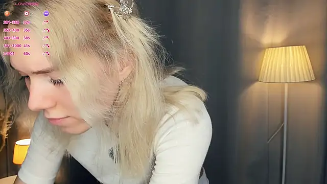 Snapshot of DianeHonnette chatting on July 7, 2026, 7:06 pm DianeHonnette online show from July 7, 2026, 7:06 pm