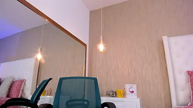 Lucy Lu17 online show from September 30, 2025, 12:33 pm