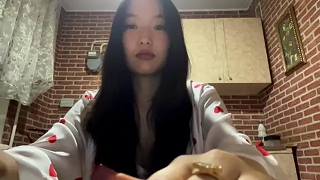 EmmaLeexth online show from September 17, 2025, 5:04 pm