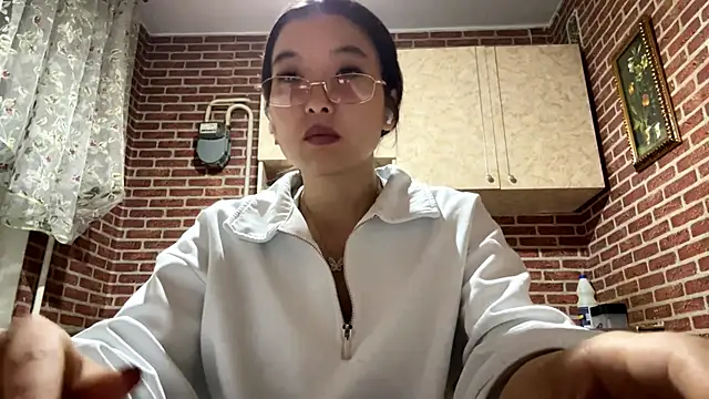 EmmaLeexth online show from September 29, 2025, 1:28 pm