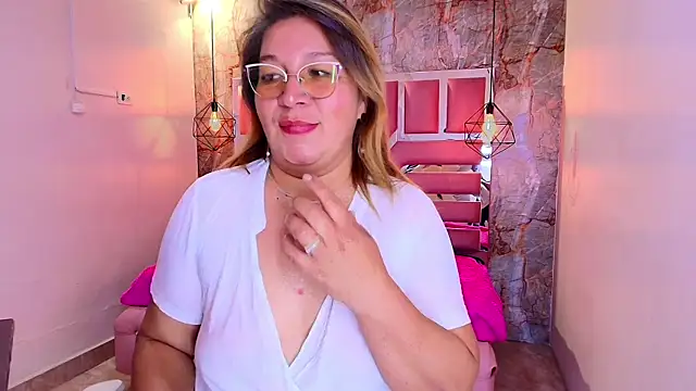 Snapshot of MaylinRosse_ chatting on April 16, 2026, 9:39 pm MaylinRosse online show from April 16, 2026, 9:39 pm