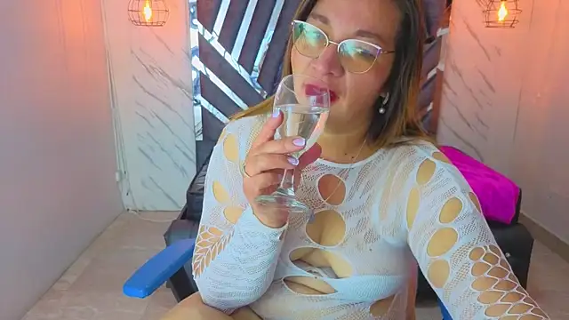 Snapshot of MaylinRosse_ chatting on June 18, 2026, 6:46 pm MaylinRosse online show from June 18, 2026, 6:46 pm