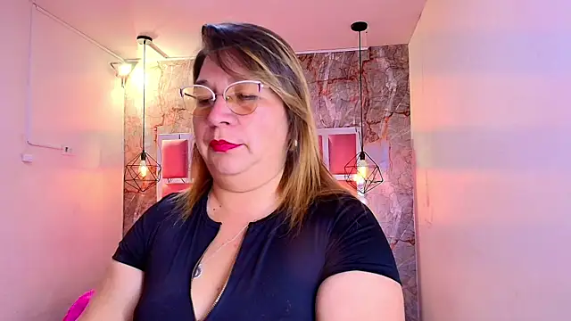 Snapshot of MaylinRosse_ chatting on April 19, 2026, 7:38 pm MaylinRosse online show from April 19, 2026, 7:38 pm