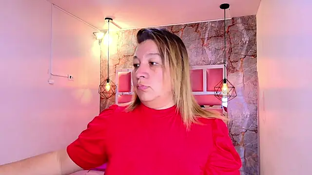 Snapshot of MaylinRosse_ chatting on April 28, 2026, 6:56 pm MaylinRosse online show from April 28, 2026, 6:56 pm