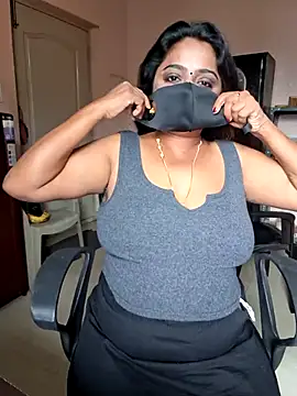 Snapshot of queendivya chatting on July 7, 2026, 10:19 am queendivya online show from July 7, 2026, 10:19 am