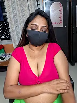 Snapshot of queendivya chatting on May 19, 2026, 4:47 pm queendivya online show from May 19, 2026, 4:47 pm