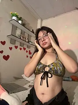 Snapshot of Noamilk chatting on March 27, 2026, 9:32 am Noamilk online show from March 27, 2026, 9:32 am