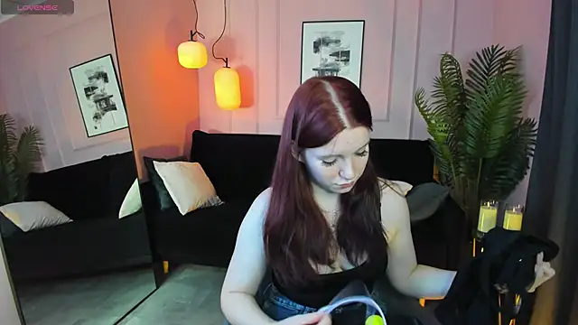 Layla Glam online show from October 19, 2025, 1:36 pm