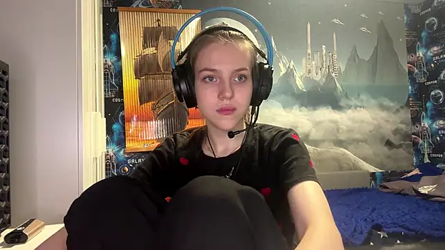 Elira Breeze online show from November 3, 2025, 5:27 pm