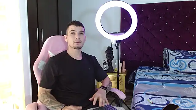 BooyHott  online show from November 5, 2025, 6:44 pm