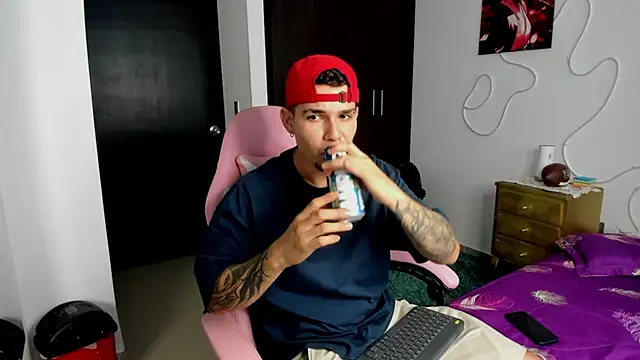 BooyHott  online show from October 16, 2025, 7:22 pm