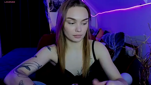 Snapshot of KitsyMoore chatting on November 4, 2025, 1:48 pm KitsyMoore online show from November 4, 2025, 1:48 pm