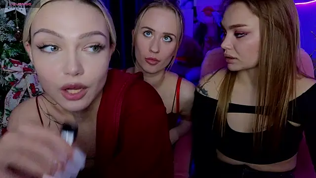 Snapshot of KitsyMoore chatting on December 13, 2025, 8:04 pm KitsyMoore online show from December 13, 2025, 8:04 pm