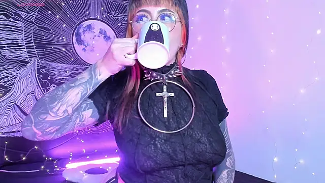 Snapshot of Hallucigenia_ chatting on September 26, 2025, 2:13 pm Hallucigenia online show from September 26, 2025, 2:13 pm