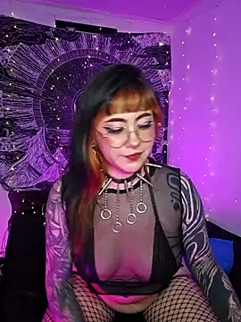 Snapshot of Hallucigenia_ chatting on October 4, 2025, 9:27 pm Hallucigenia online show from October 4, 2025, 9:27 pm