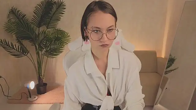 prettiestwinsor online show from November 7, 2025, 1:43 am