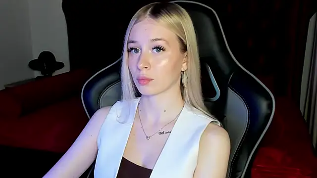 MiaGraces online show from December 1, 2025, 5:25 pm