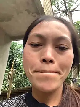 Snapshot of Halyy_xx chatting on October 16, 2025, 4:21 am Halyy xx online show from October 16, 2025, 4:21 am