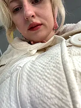 Snapshot of RonnieKiss chatting on October 5, 2025, 4:03 am RonnieKiss online show from October 5, 2025, 4:03 am