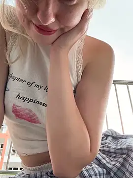 Snapshot of RonnieKiss chatting on December 5, 2025, 6:01 am RonnieKiss online show from December 5, 2025, 6:01 am