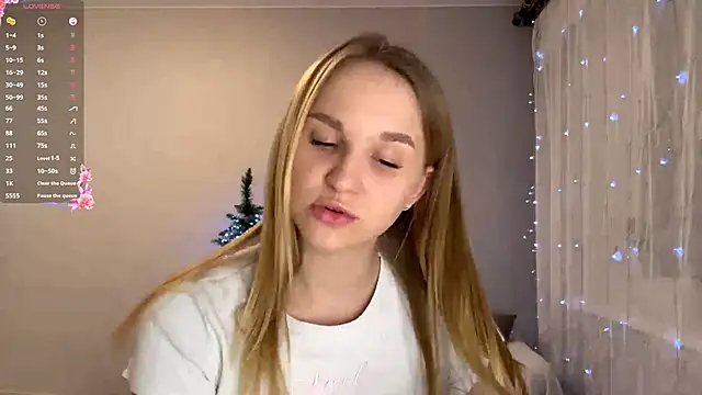 TanekaBoitel online show from December 15, 2025, 3:18 pm