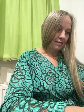 Snapshot of B_i_r_d_i_e chatting on September 23, 2025, 6:59 pm B i r d i e online show from September 23, 2025, 6:59 pm