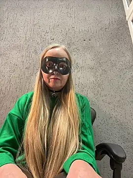 Snapshot of B_i_r_d_i_e chatting on September 29, 2025, 10:22 am B i r d i e online show from September 29, 2025, 10:22 am