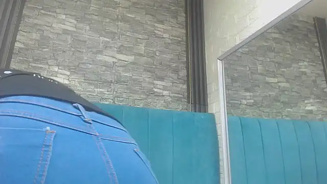 Snapshot of Lil_Rose2006 chatting on December 4, 2025, 1:10 pm Lil Rose2006 online show from December 4, 2025, 1:10 pm