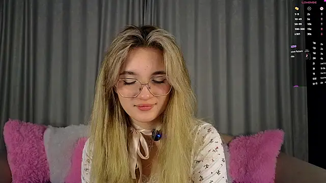 vivyboo111 online show from November 22, 2025, 8:29 pm