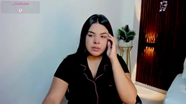 daniela crozee  online show from November 28, 2025, 2:56 am