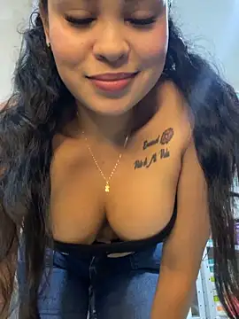 Snapshot of FOX_LATINA chatting on April 7, 2026, 12:23 am FOX LATINA online show from April 7, 2026, 12:23 am