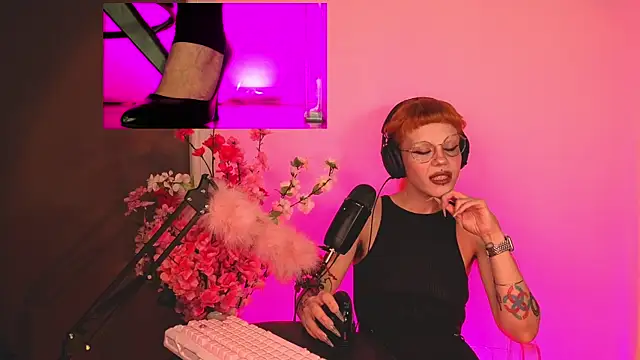 tacodeluxxxe online show from April 20, 2026, 3:09 am