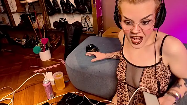 Snapshot of tacodeluxxxe chatting on September 25, 2025, 11:44 pm tacodeluxxxe online show from September 25, 2025, 11:44 pm