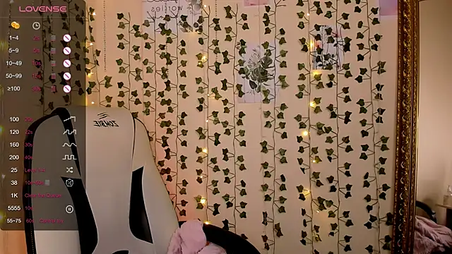 Snapshot of LinaBlossom_ chatting on February 5, 2026, 8:21 am LinaBlossom online show from February 5, 2026, 8:21 am