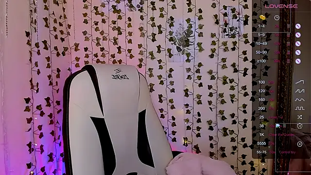 Snapshot of LinaBlossom_ chatting on February 1, 2026, 6:11 am LinaBlossom online show from February 1, 2026, 6:11 am