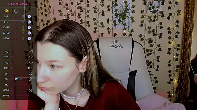 Snapshot of LinaBlossom_ chatting on February 4, 2026, 2:39 am LinaBlossom online show from February 4, 2026, 2:39 am