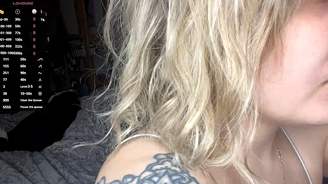 Snapshot of SabrinaFolts chatting on December 4, 2025, 7:46 pm SabrinaFolts online show from December 4, 2025, 7:46 pm