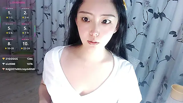 Snapshot of Niannian- chatting on October 8, 2025, 4:40 pm Niannian- online show from October 8, 2025, 4:40 pm