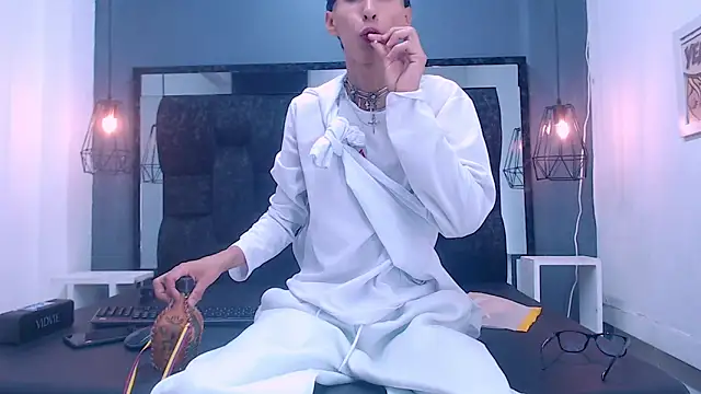 Daniel delux  online show from October 21, 2025, 4:01 am