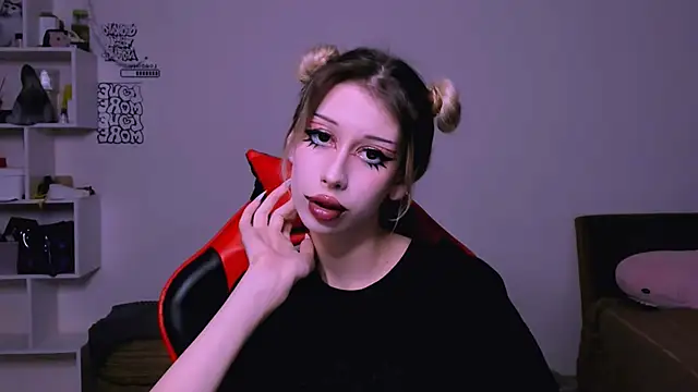 Lori lolii online show from December 1, 2025, 6:09 pm