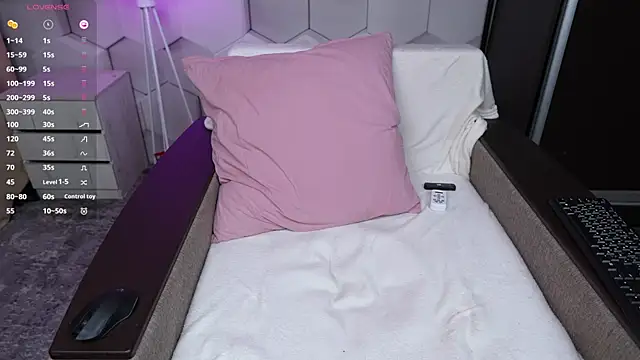 HottieEmma online show from December 3, 2025, 12:04 pm