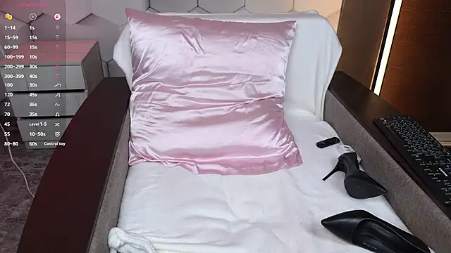 HottieEmma online show from April 9, 2026, 12:22 pm