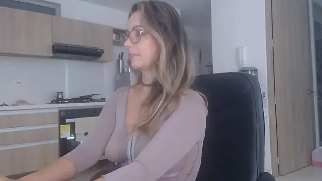 Snapshot of LovePaula chatting on January 11, 2026, 2:35 pm LovePaula online show from January 11, 2026, 2:35 pm