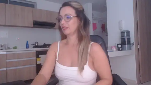 Snapshot of LovePaula chatting on February 16, 2026, 1:48 am LovePaula online show from February 16, 2026, 1:48 am