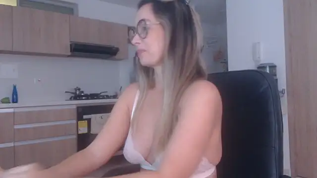 Snapshot of LovePaula chatting on February 4, 2026, 11:05 am LovePaula online show from February 4, 2026, 11:05 am