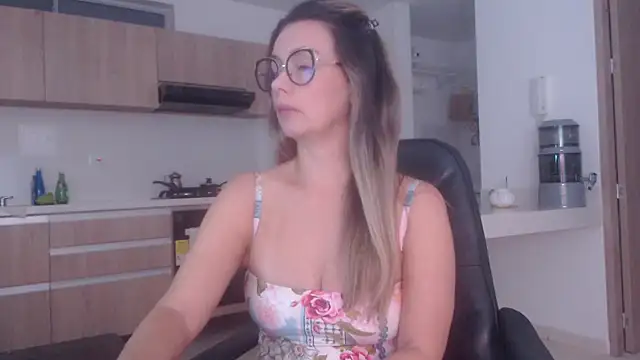 Snapshot of LovePaula chatting on March 29, 2026, 1:07 am LovePaula online show from March 29, 2026, 1:07 am