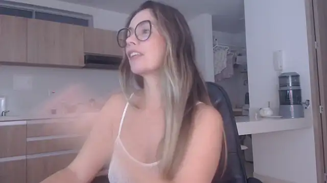 Snapshot of LovePaula chatting on April 14, 2026, 10:31 am LovePaula online show from April 14, 2026, 10:31 am