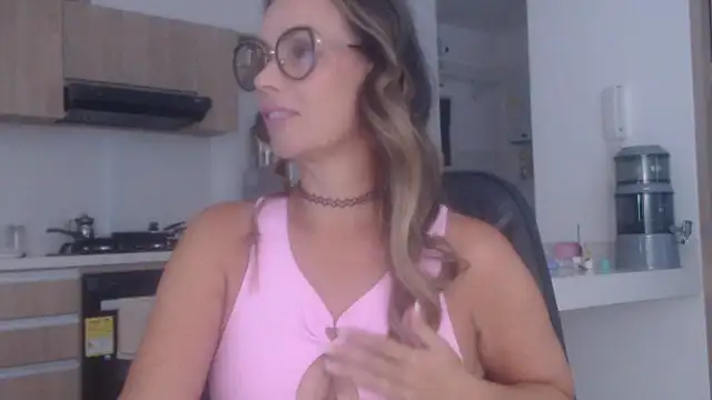 LovePaula online show from November 23, 2025, 12:26 pm