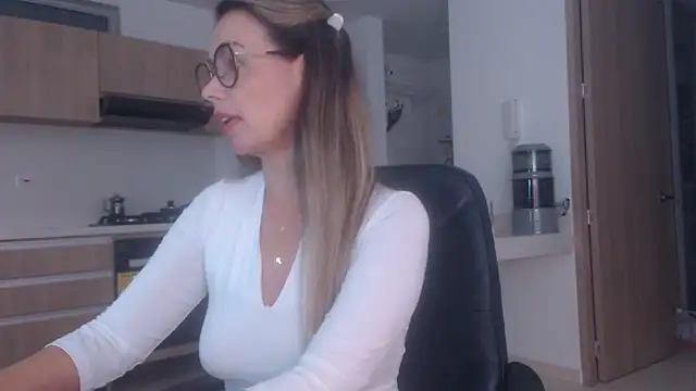 Snapshot of LovePaula chatting on February 3, 2026, 10:09 am LovePaula online show from February 3, 2026, 10:09 am