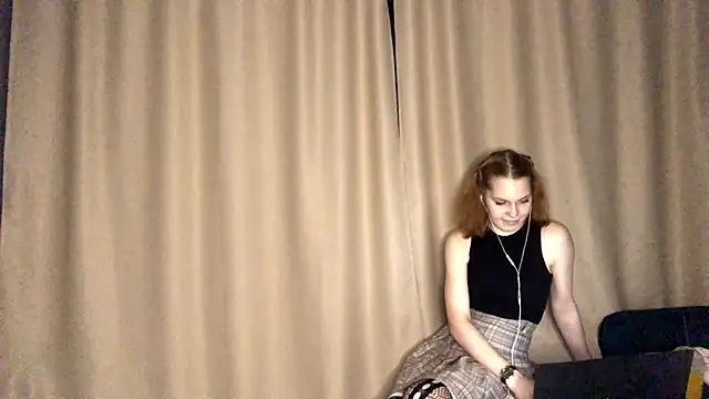 FoxLina online show from October 10, 2025, 7:47 pm